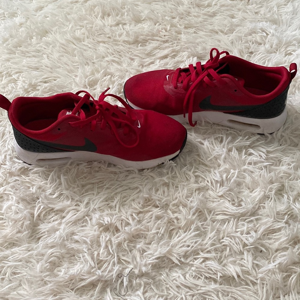 Red Nike airs